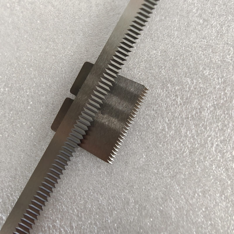 Long and short packaging machine serrated blades