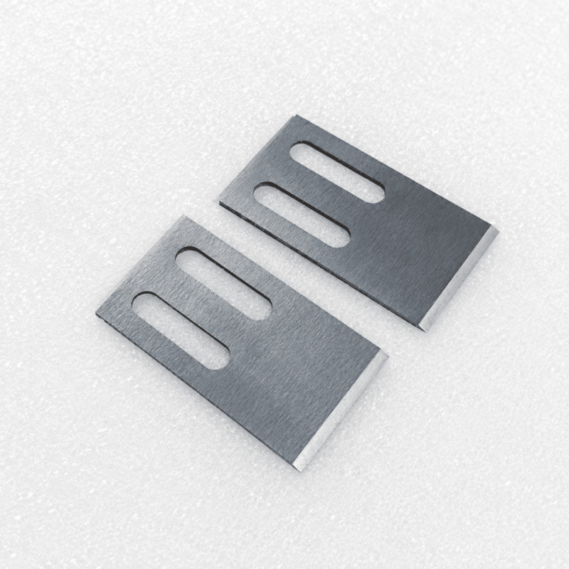 Alloy steel plastic pelletizer blades with slotted mounting holes